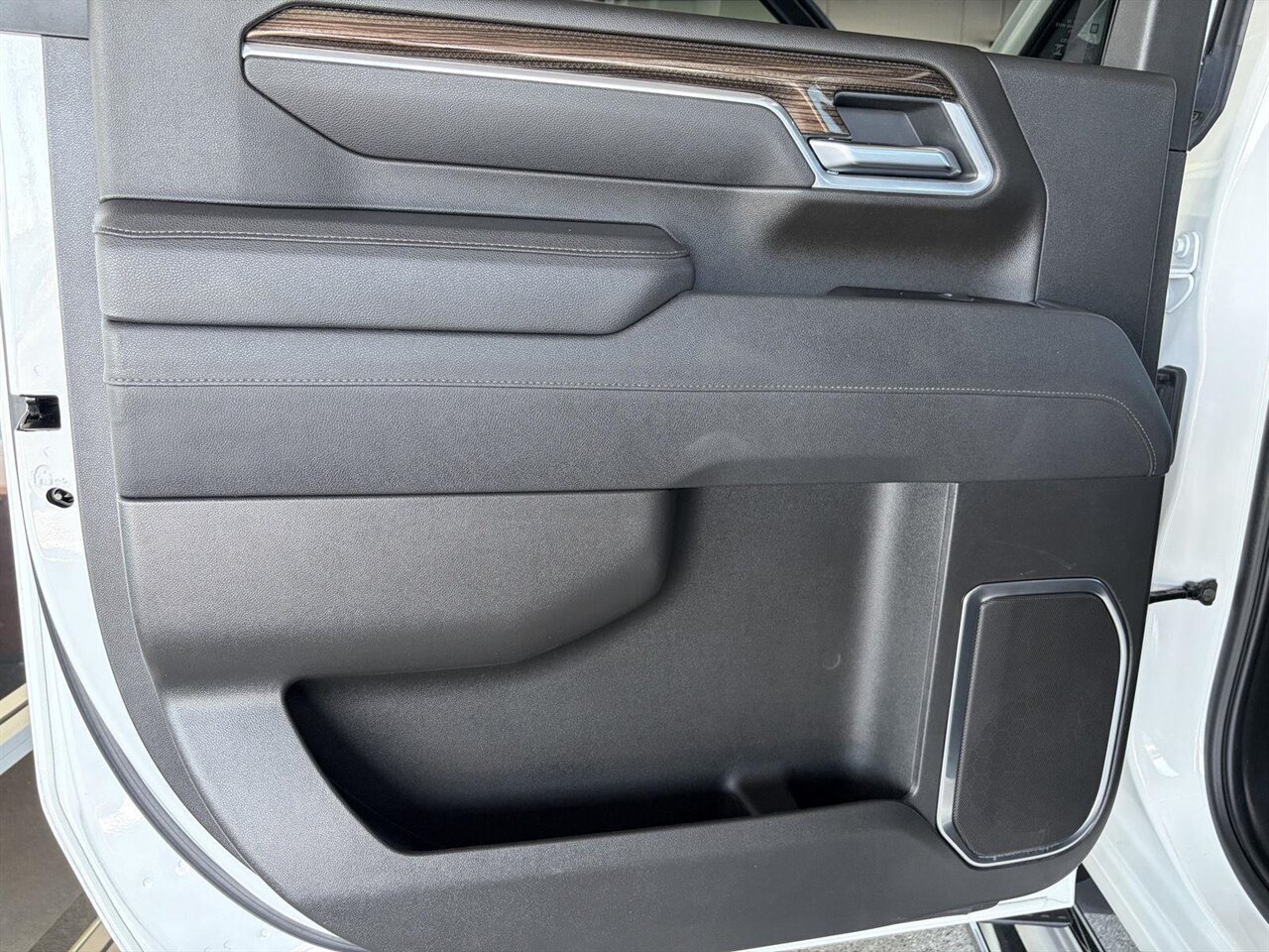 2025 Chevrolet Silverado 2500HD LT  Level Kit - KMC Wheels - Nitto Tires - Photo 17 - Victorville, CA 92392