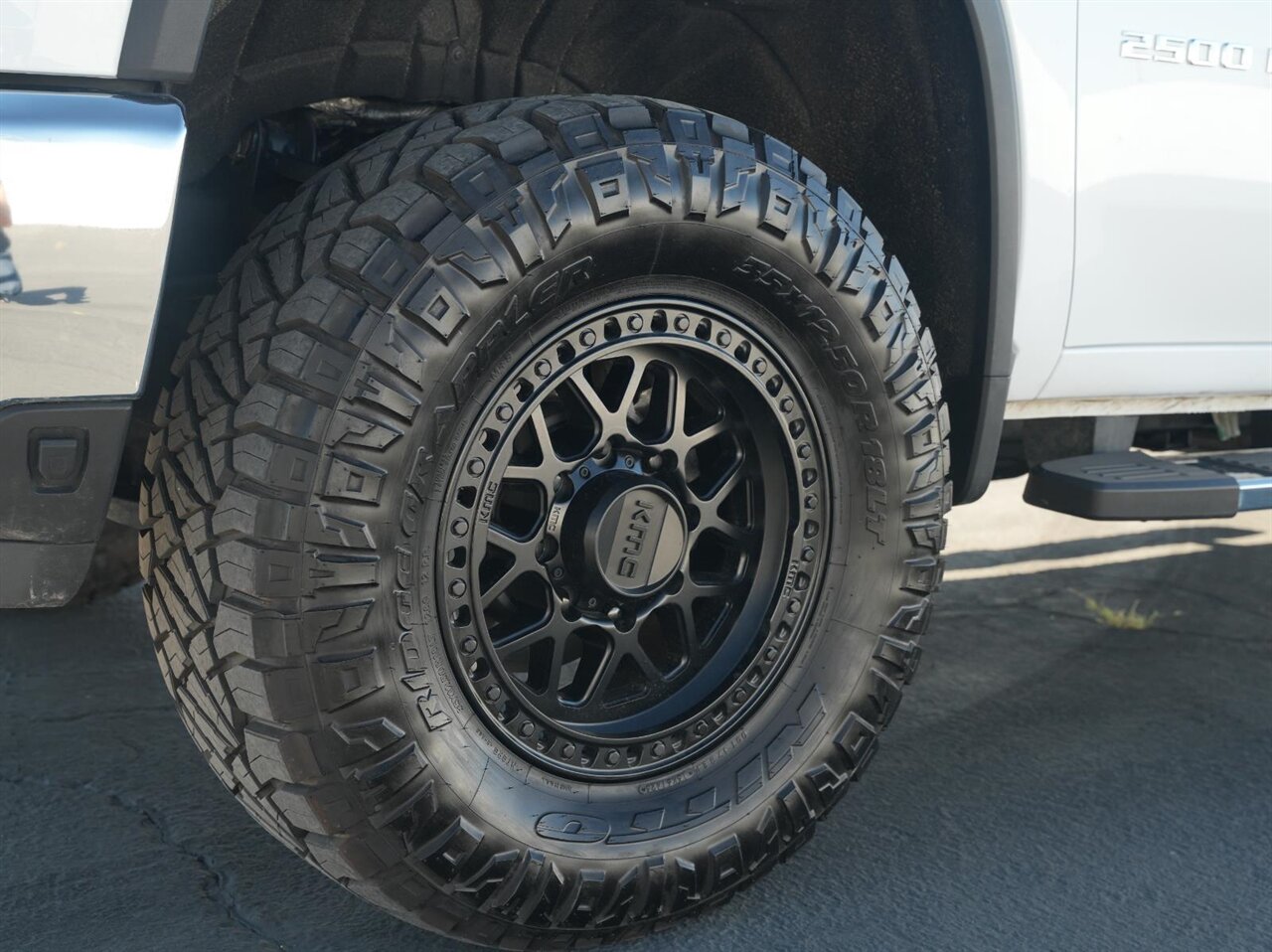 2025 Chevrolet Silverado 2500HD LT  Level Kit - KMC Wheels - Nitto Tires - Photo 10 - Victorville, CA 92392