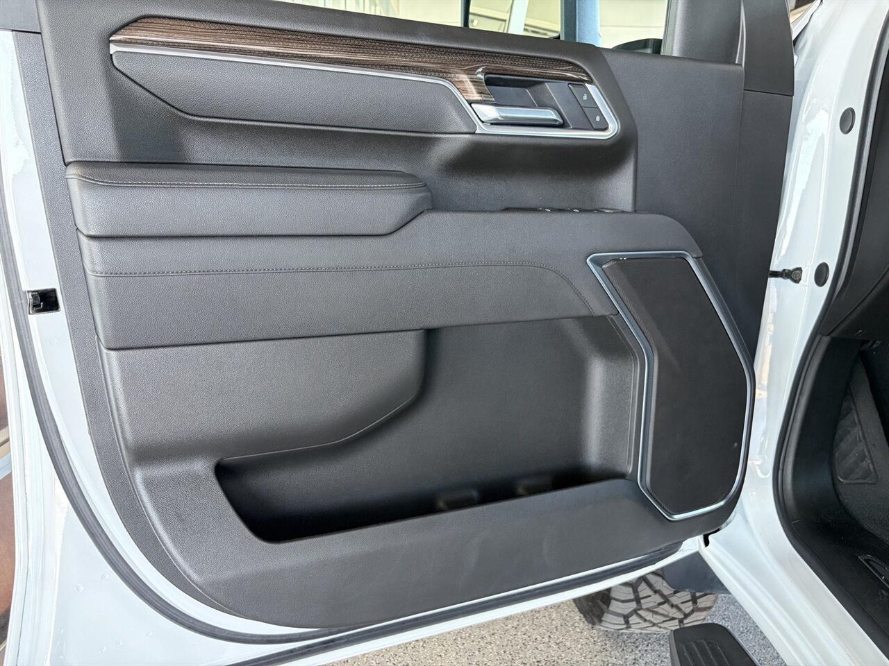 2025 Chevrolet Silverado 2500HD LT  Level Kit - KMC Wheels - Nitto Tires - Photo 13 - Victorville, CA 92392