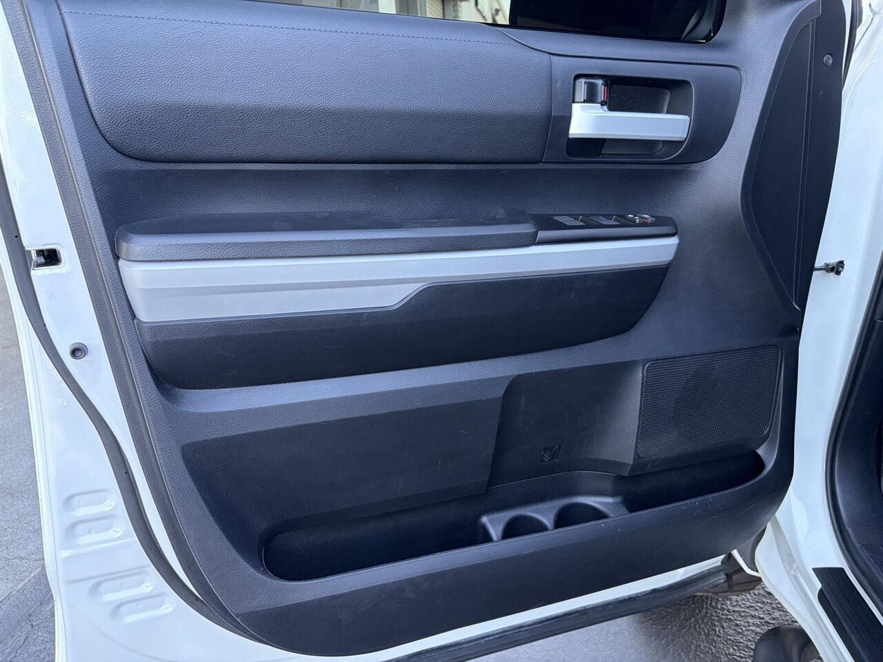 2019 Toyota Tundra SR5 - Photo 14 - Victorville, CA 92392