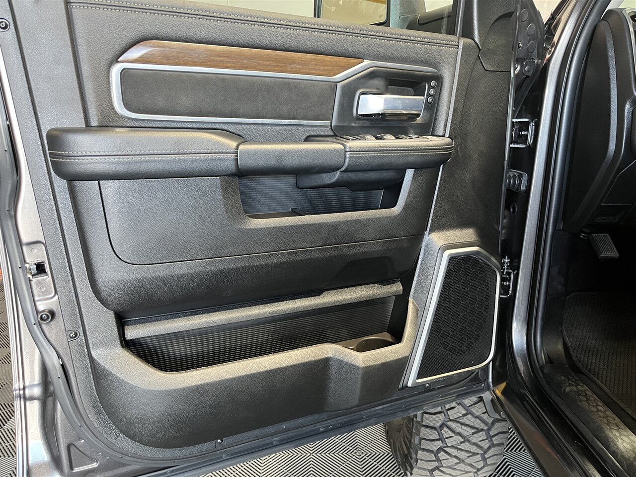 2024 RAM 2500 Laramie - Photo 3 - Victorville, CA 92392