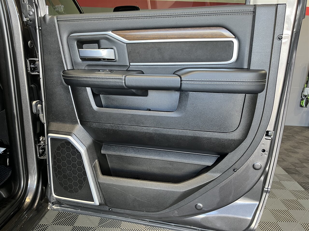 2024 RAM 2500 Laramie - Photo 30 - Victorville, CA 92392