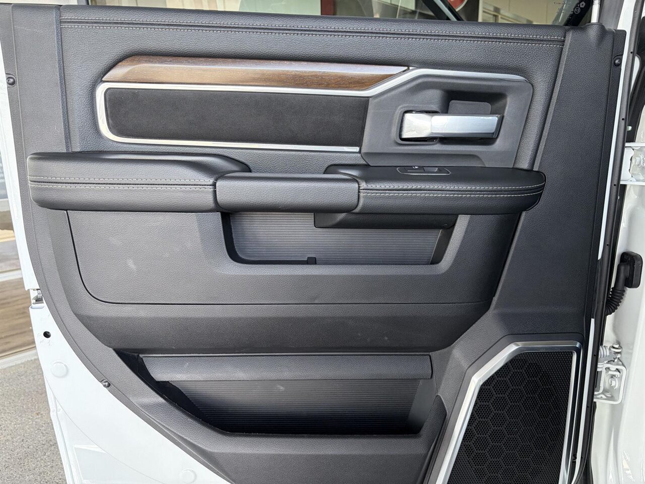 2024 RAM 2500 Laramie - Photo 25 - Victorville, CA 92392