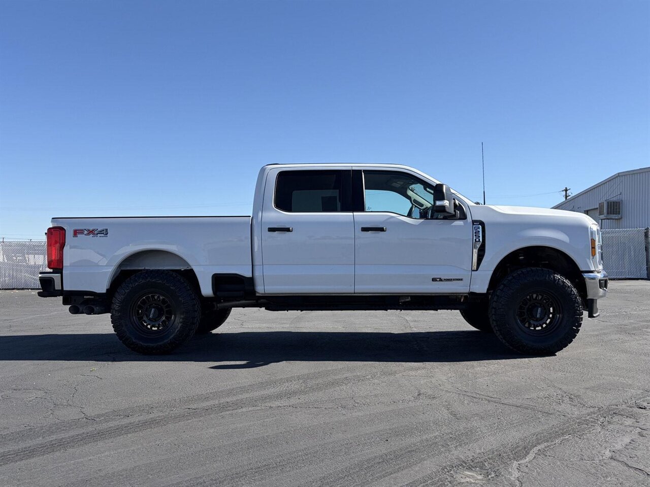 2024 Ford F-250 Super Duty XLT   - Photo 4 - Victorville, CA 92392