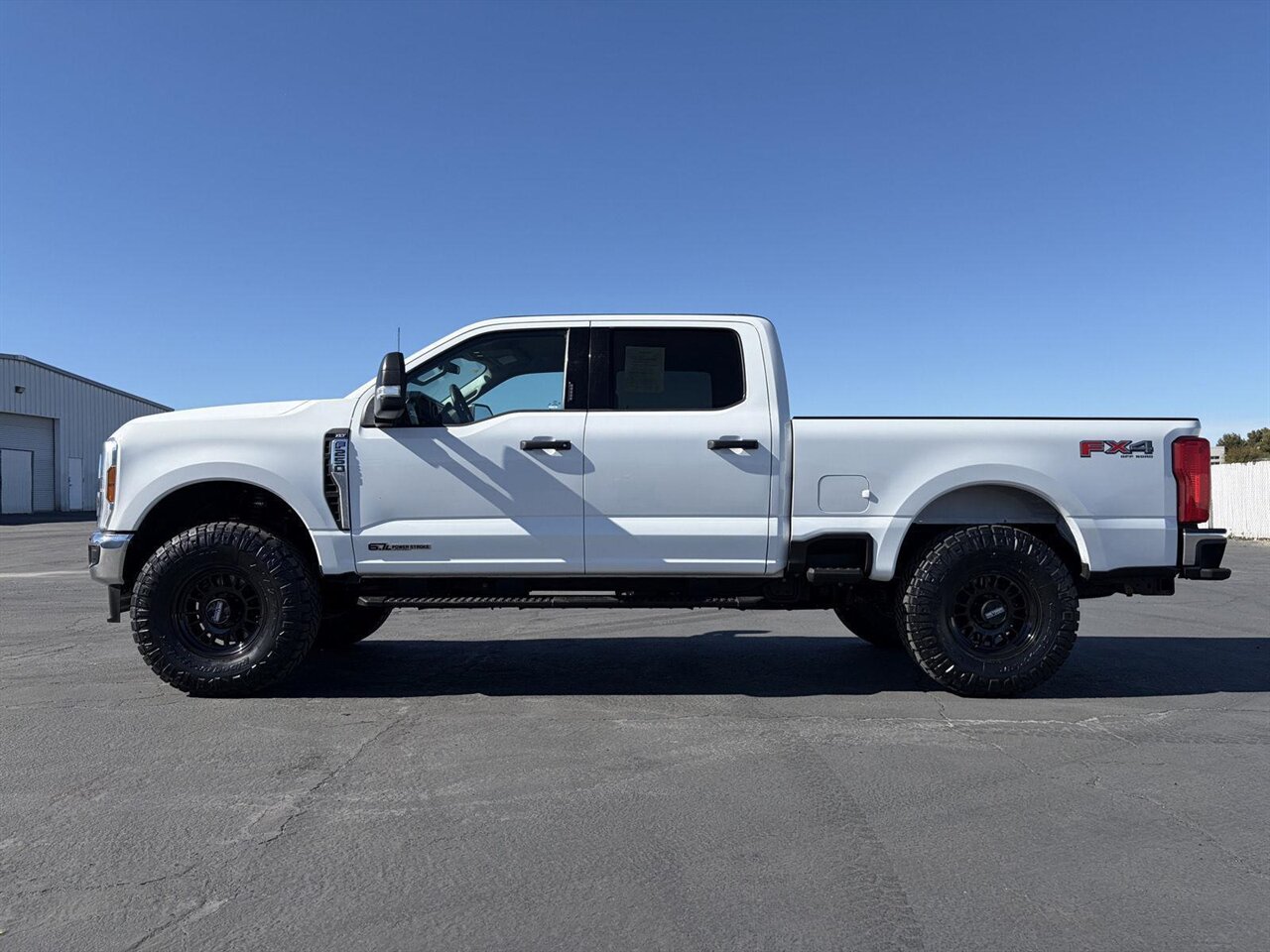 2024 Ford F-250 Super Duty XLT   - Photo 8 - Victorville, CA 92392