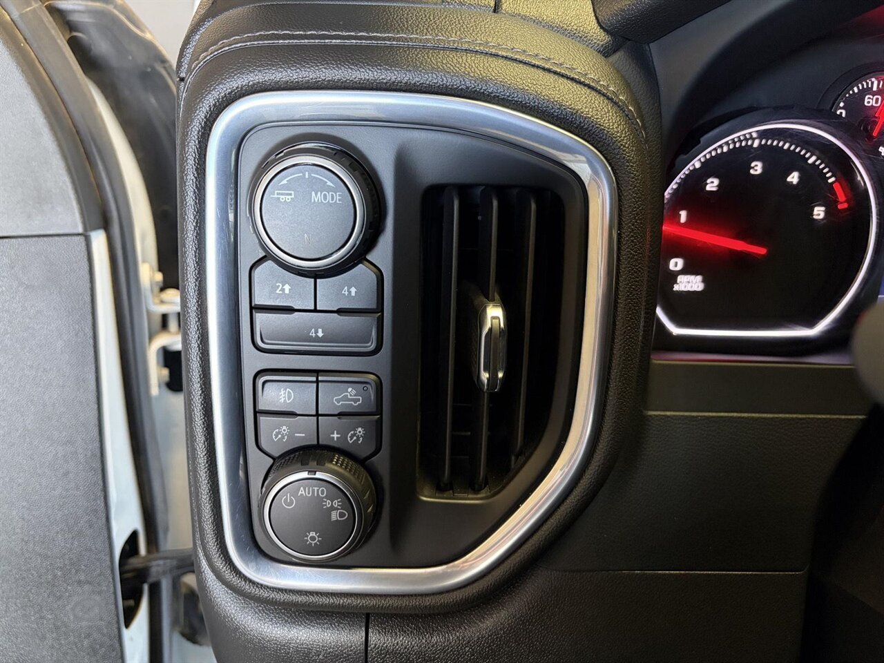 2023 Chevrolet Silverado 2500HD LT - Photo 14 - Victorville, CA 92392