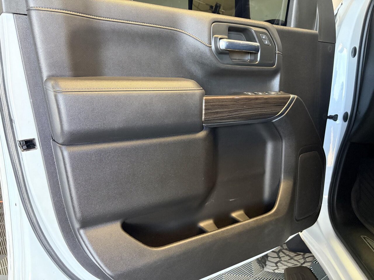 2023 Chevrolet Silverado 2500HD LT - Photo 13 - Victorville, CA 92392