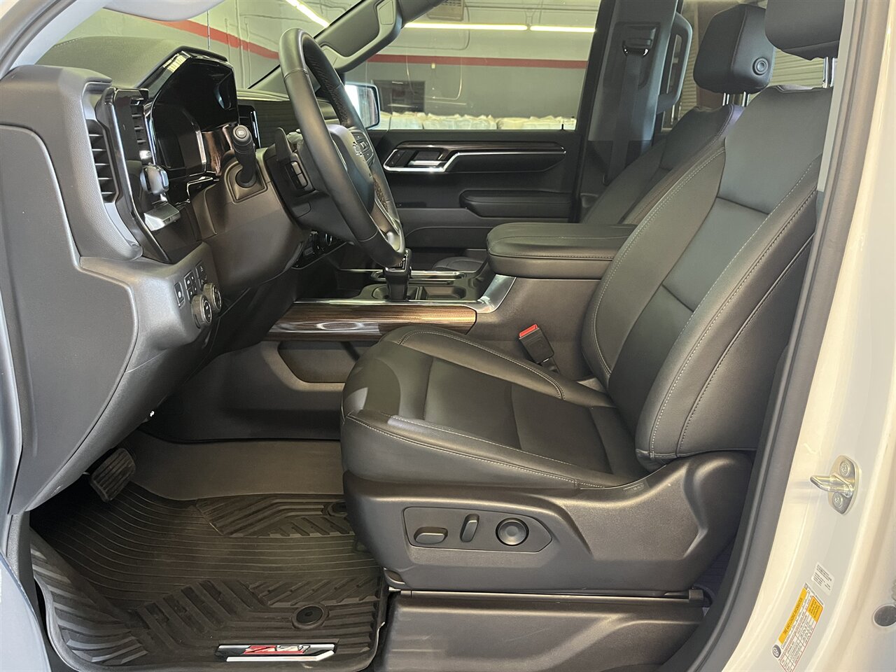 2024 Chevrolet Silverado 1500 LT Trail Boss 6.2 V8 - Sunroof - Photo 3 - Victorville, CA 92392