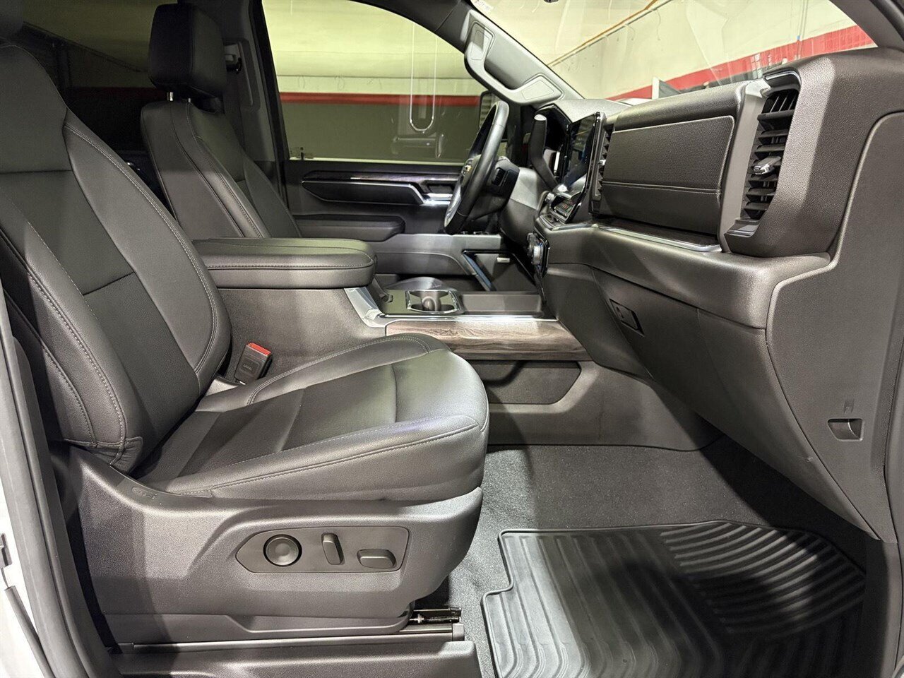 2024 Chevrolet Silverado 2500HD LTZ Level Kit - Method Wheels - Nitto Tires - Photo 29 - Victorville, CA 92392