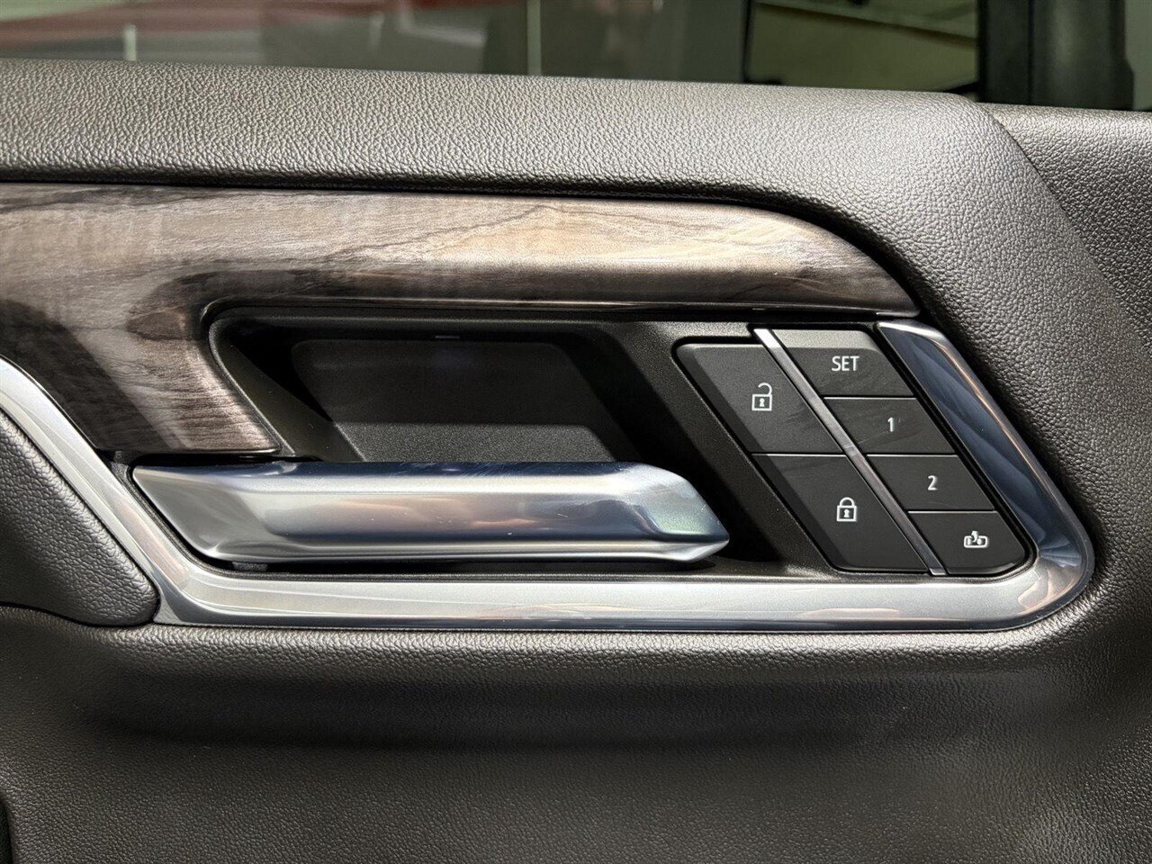 2024 Chevrolet Silverado 2500HD LTZ Level Kit - Method Wheels - Nitto Tires - Photo 17 - Victorville, CA 92392