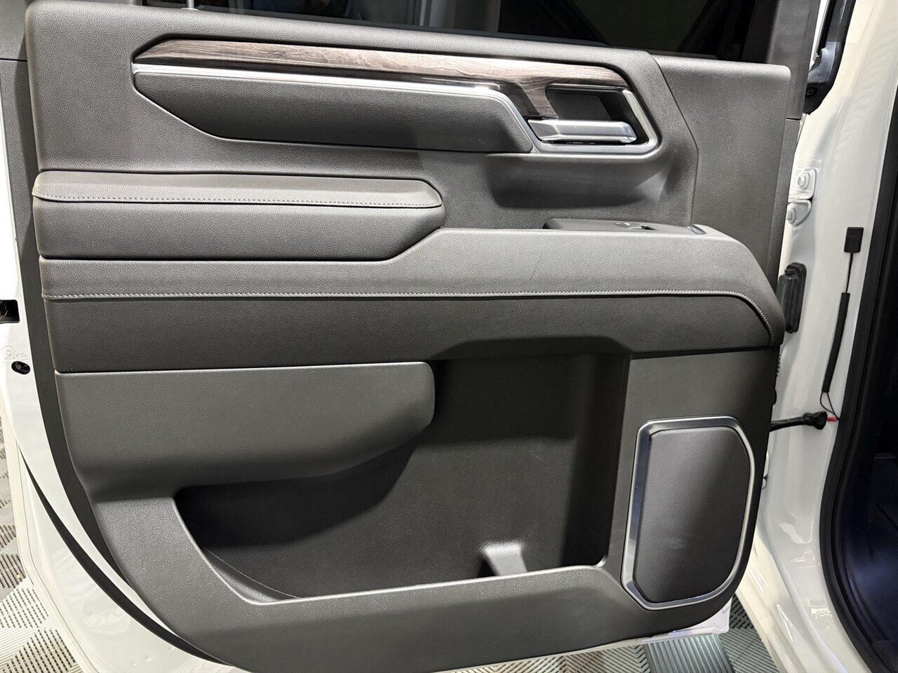 2024 Chevrolet Silverado 2500HD LTZ Level Kit - Method Wheels - Nitto Tires - Photo 24 - Victorville, CA 92392