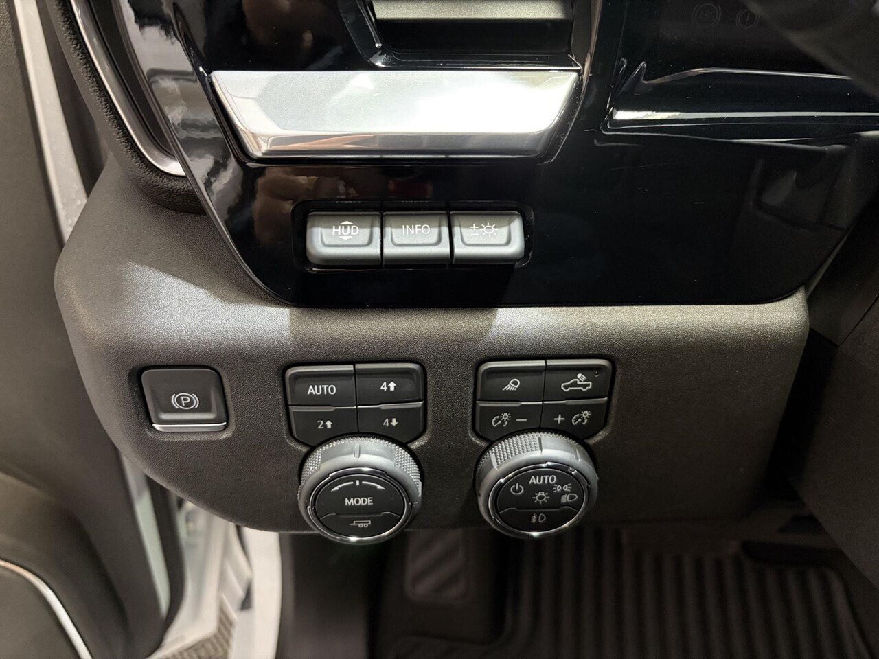 2024 Chevrolet Silverado 2500HD LTZ Level Kit - Method Wheels - Nitto Tires - Photo 18 - Victorville, CA 92392