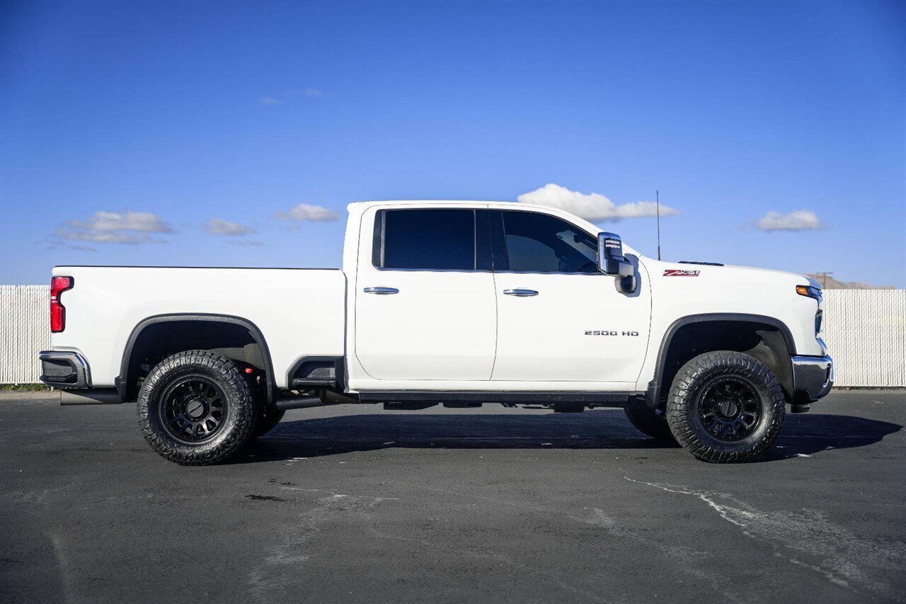 2024 Chevrolet Silverado 2500HD LTZ Level Kit - Method Wheels - Nitto Tires - Photo 9 - Victorville, CA 92392