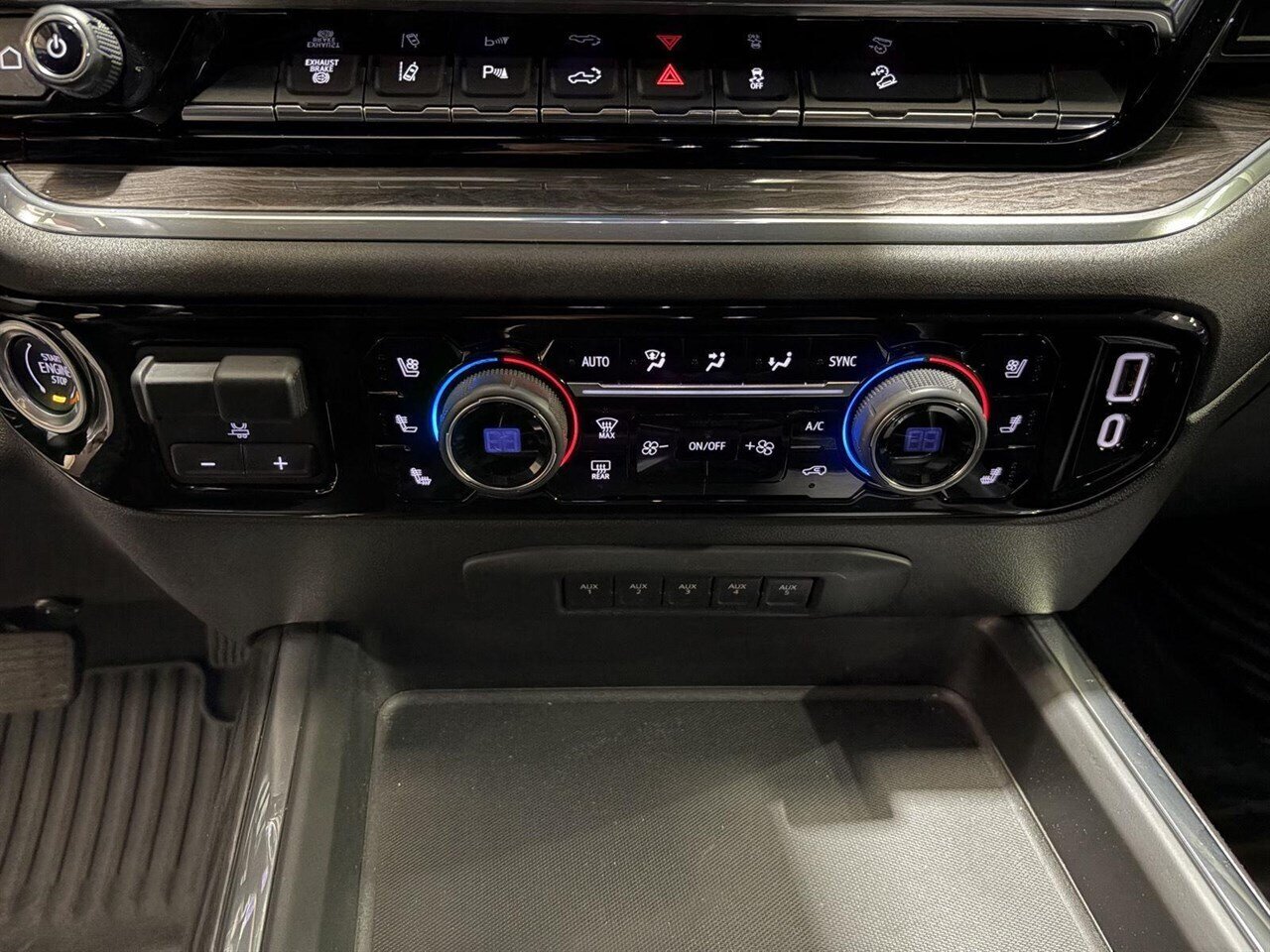 2024 Chevrolet Silverado 2500HD LTZ Level Kit - Method Wheels - Nitto Tires - Photo 21 - Victorville, CA 92392