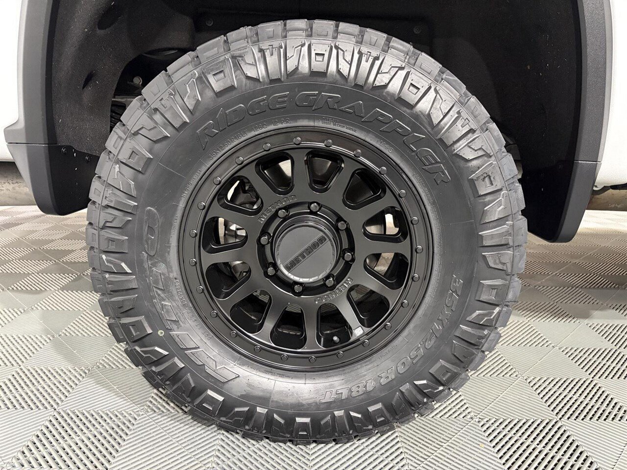 2024 Chevrolet Silverado 2500HD LTZ Level Kit - Method Wheels - Nitto Tires - Photo 13 - Victorville, CA 92392