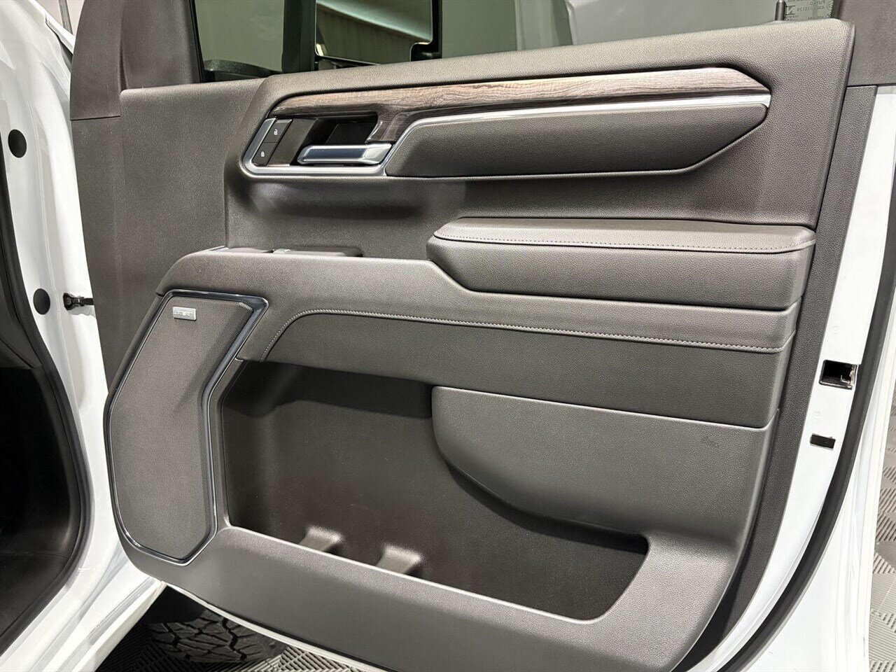 2024 Chevrolet Silverado 2500HD LTZ Level Kit - Method Wheels - Nitto Tires - Photo 31 - Victorville, CA 92392