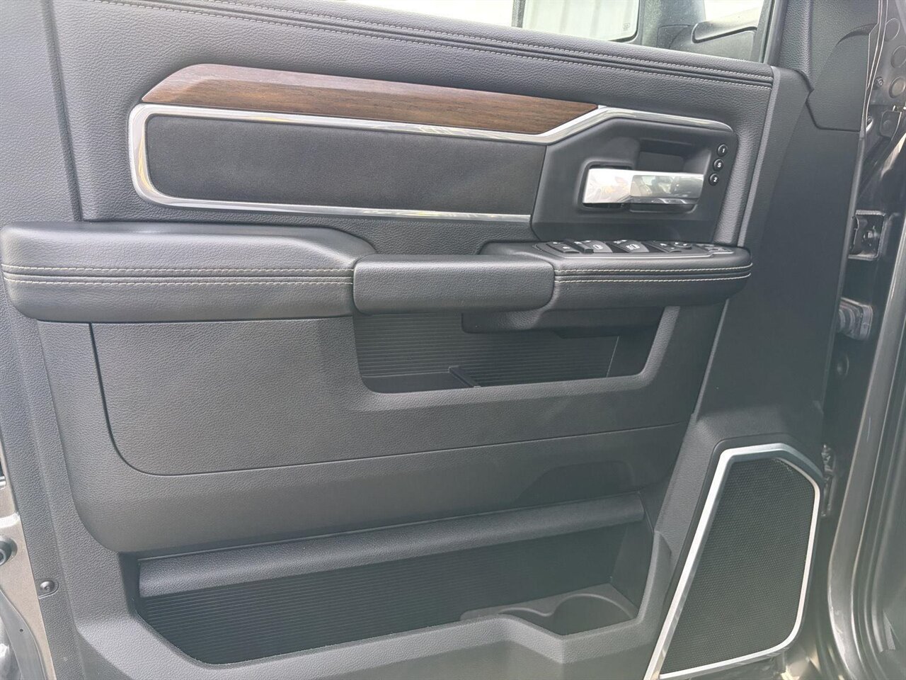 2024 RAM 2500 Laramie   - Photo 12 - Victorville, CA 92392