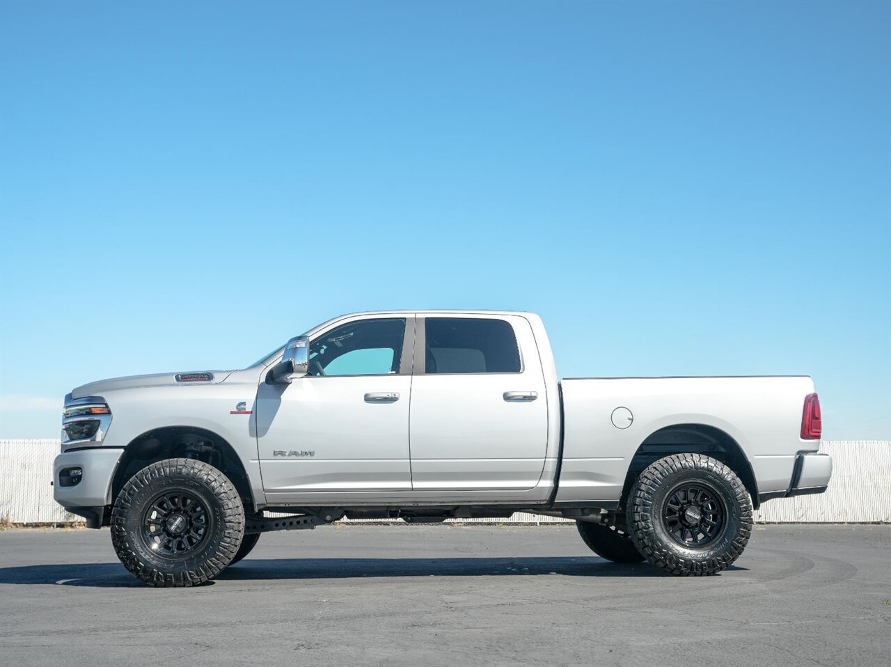 2026 RAM 2500 Laramie Level Kit - Method Wheels - Nitto Tires - Photo 3 - Victorville, CA 92392