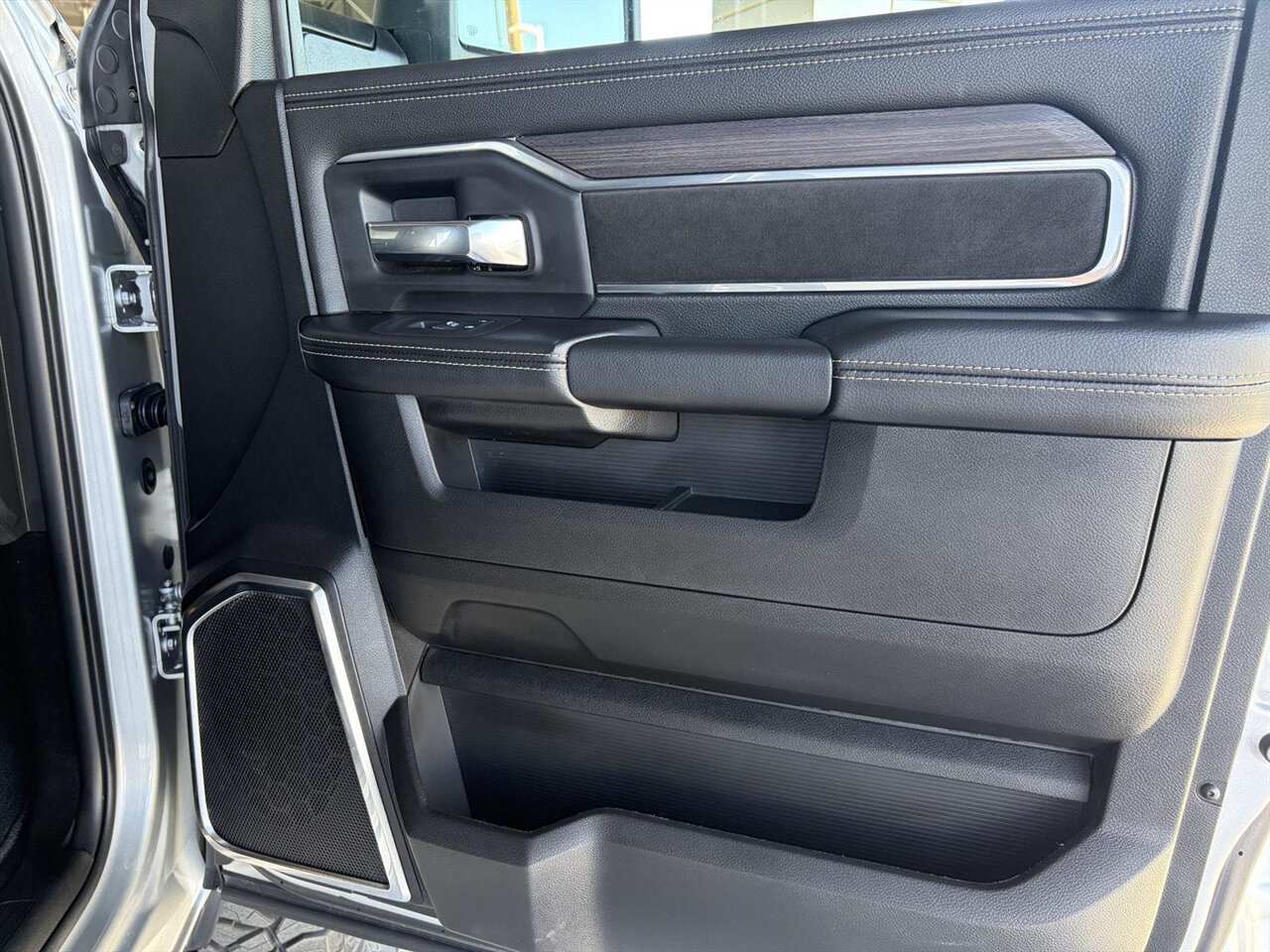 2026 RAM 2500 Laramie Level Kit - Method Wheels - Nitto Tires - Photo 32 - Victorville, CA 92392