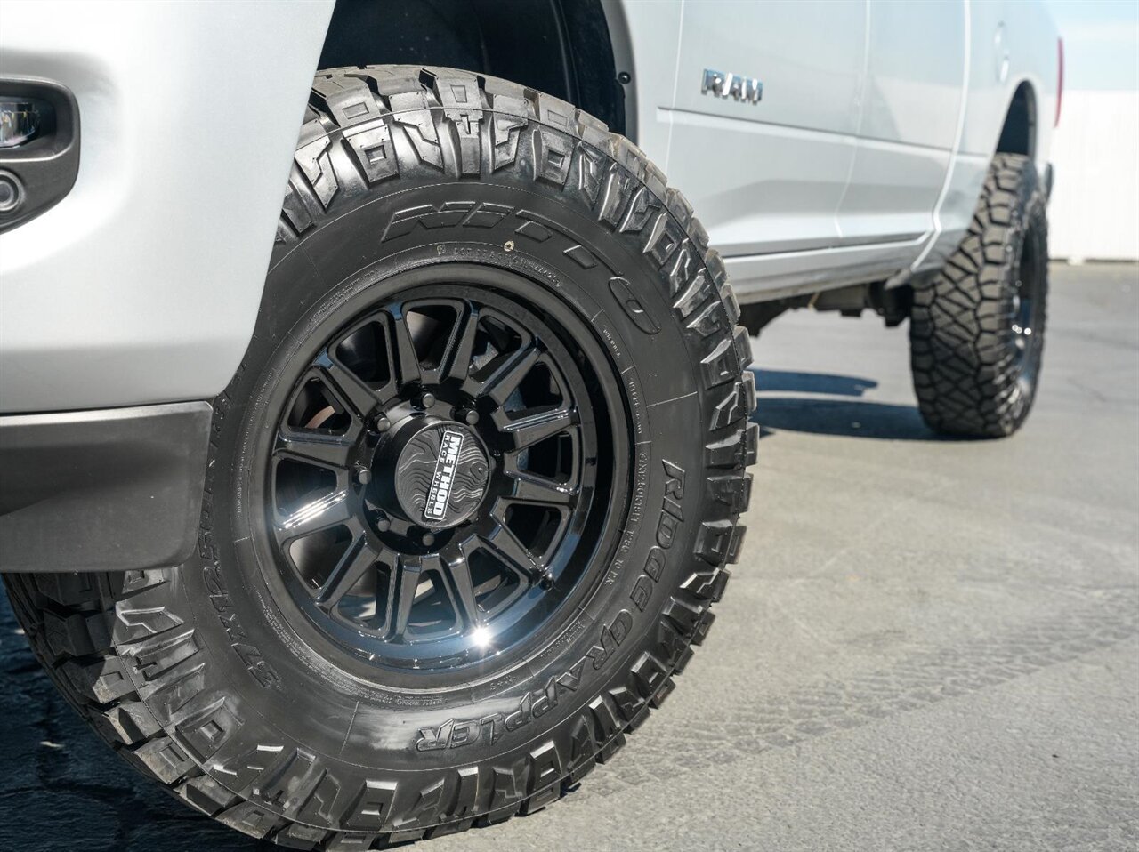 2026 RAM 2500 Laramie Level Kit - Method Wheels - Nitto Tires - Photo 4 - Victorville, CA 92392