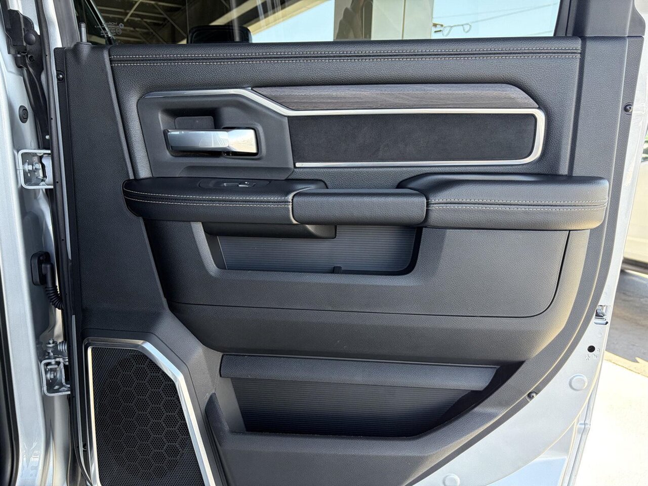 2026 RAM 2500 Laramie Level Kit - Method Wheels - Nitto Tires - Photo 33 - Victorville, CA 92392