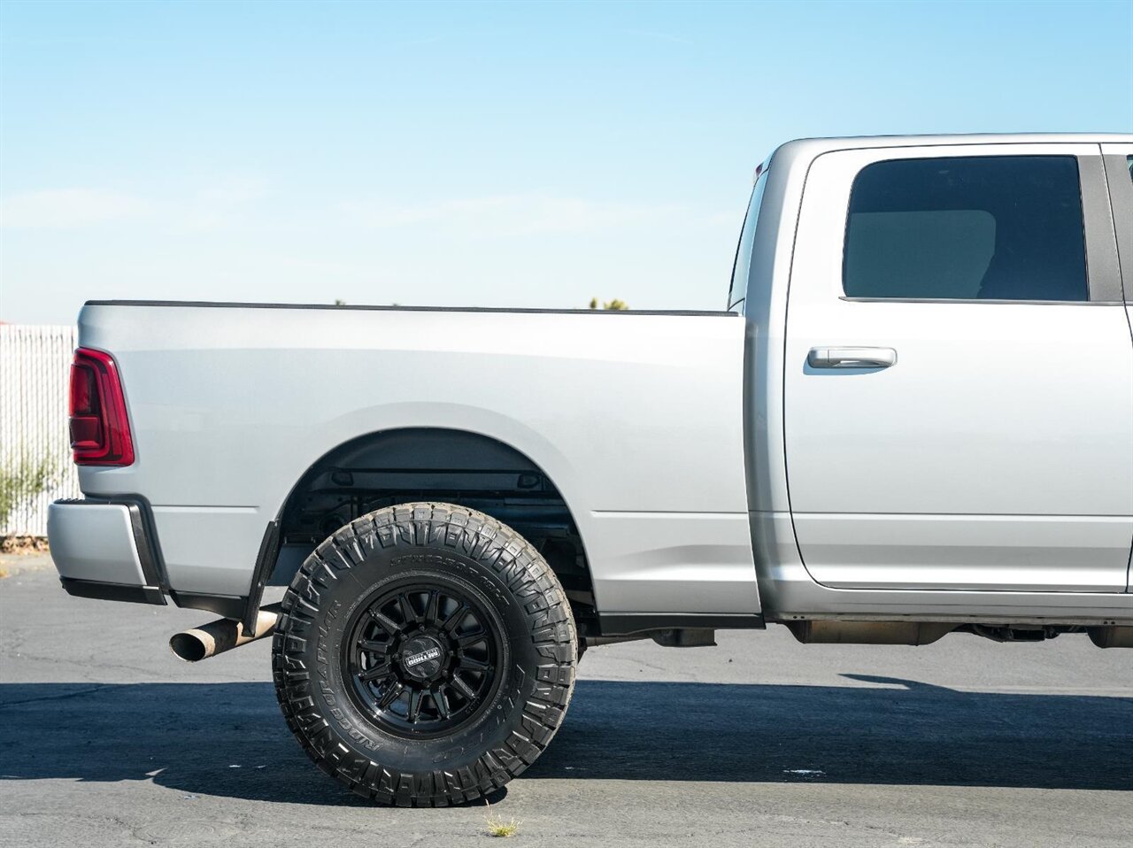 2026 RAM 2500 Laramie Level Kit - Method Wheels - Nitto Tires - Photo 14 - Victorville, CA 92392