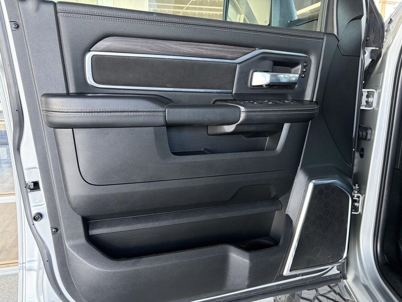 2026 RAM 2500 Laramie Level Kit - Method Wheels - Nitto Tires - Photo 17 - Victorville, CA 92392