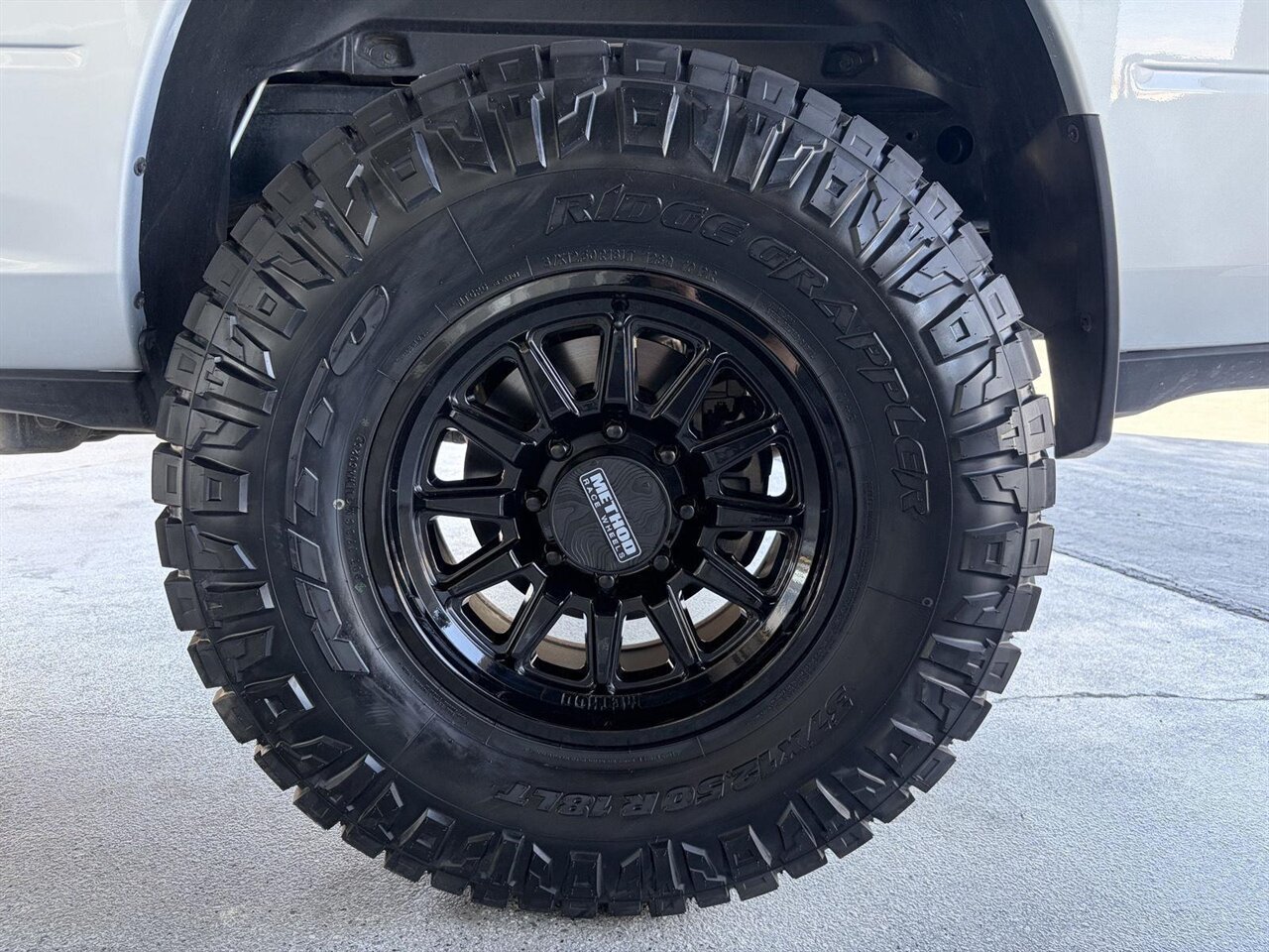 2026 RAM 2500 Laramie Level Kit - Method Wheels - Nitto Tires - Photo 16 - Victorville, CA 92392