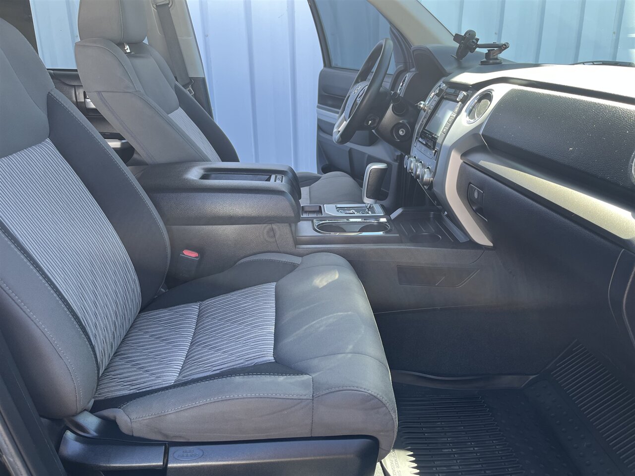 2017 Toyota Tundra SR5   - Photo 17 - Victorville, CA 92392