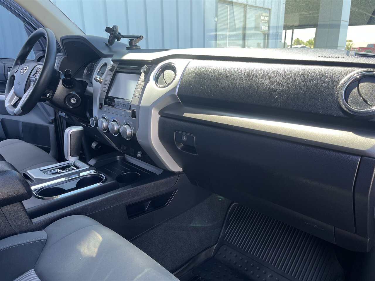 2017 Toyota Tundra SR5   - Photo 18 - Victorville, CA 92392