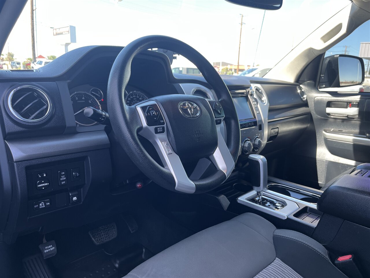 2017 Toyota Tundra SR5   - Photo 12 - Victorville, CA 92392