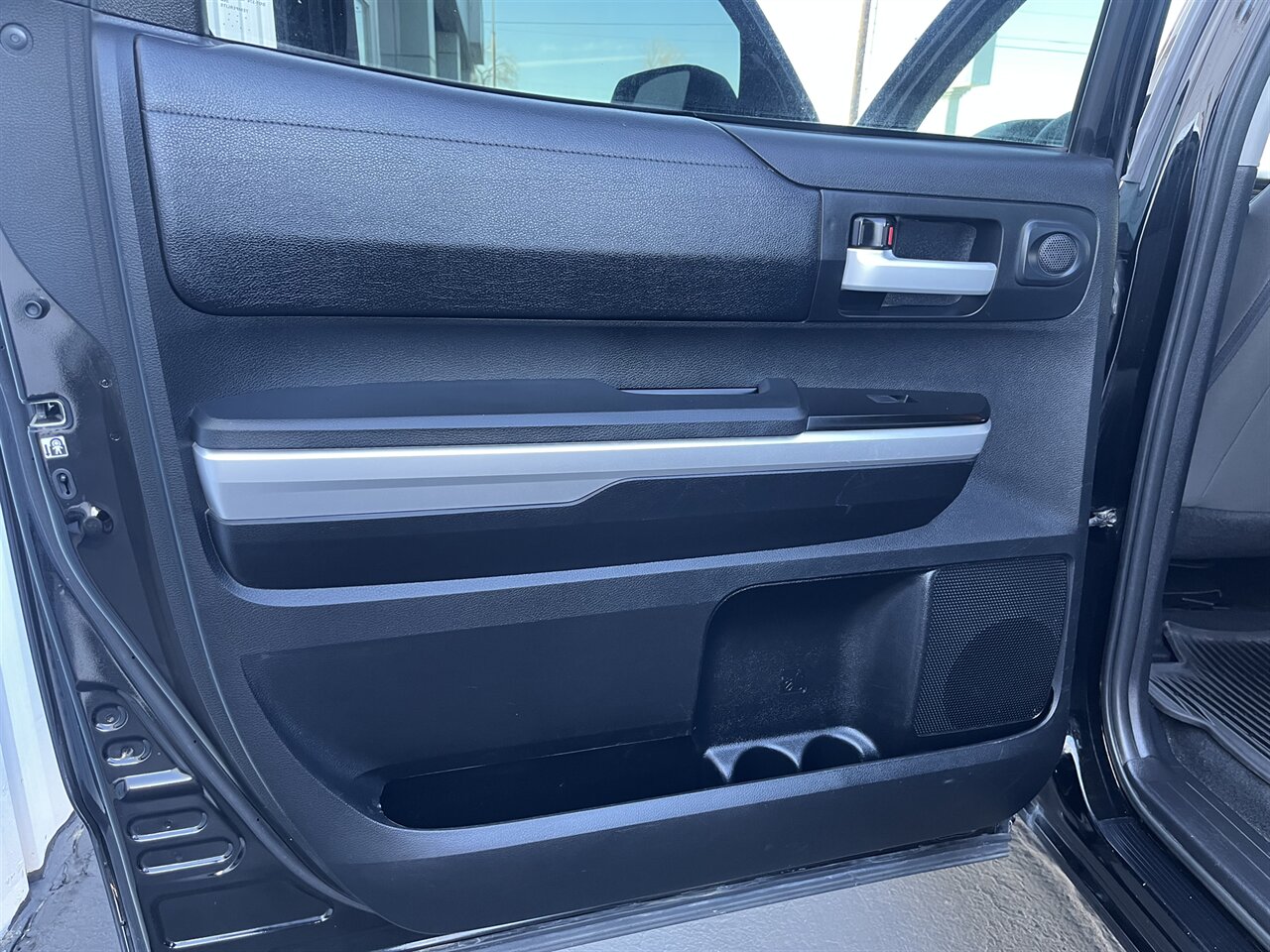 2017 Toyota Tundra SR5   - Photo 22 - Victorville, CA 92392
