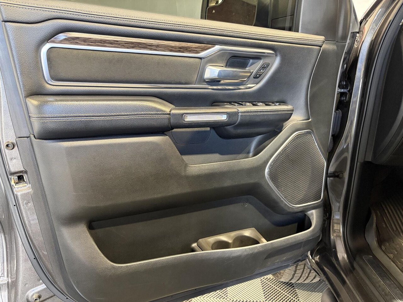 2019 RAM 1500 Laramie   - Photo 12 - Victorville, CA 92392