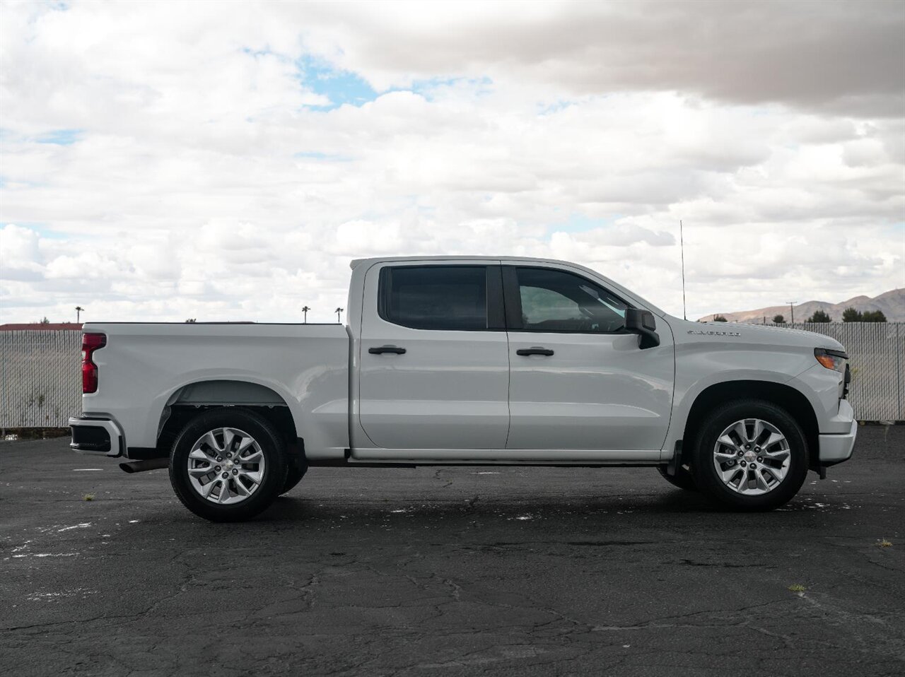 2023 Chevrolet Silverado 1500 Custom   - Photo 9 - Victorville, CA 92392