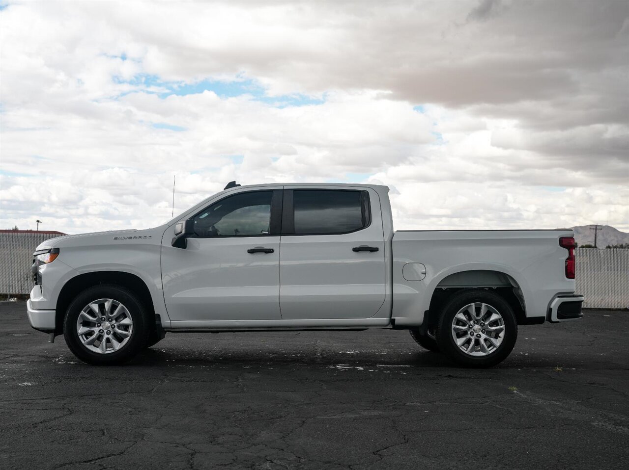 2023 Chevrolet Silverado 1500 Custom   - Photo 4 - Victorville, CA 92392