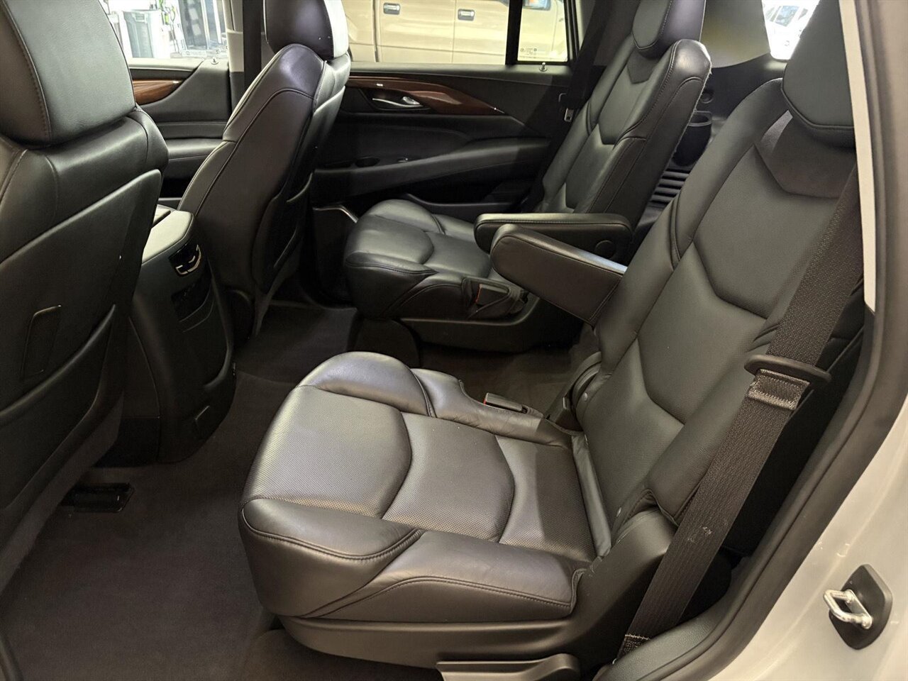 2020 Cadillac Escalade Luxury   - Photo 20 - Victorville, CA 92392