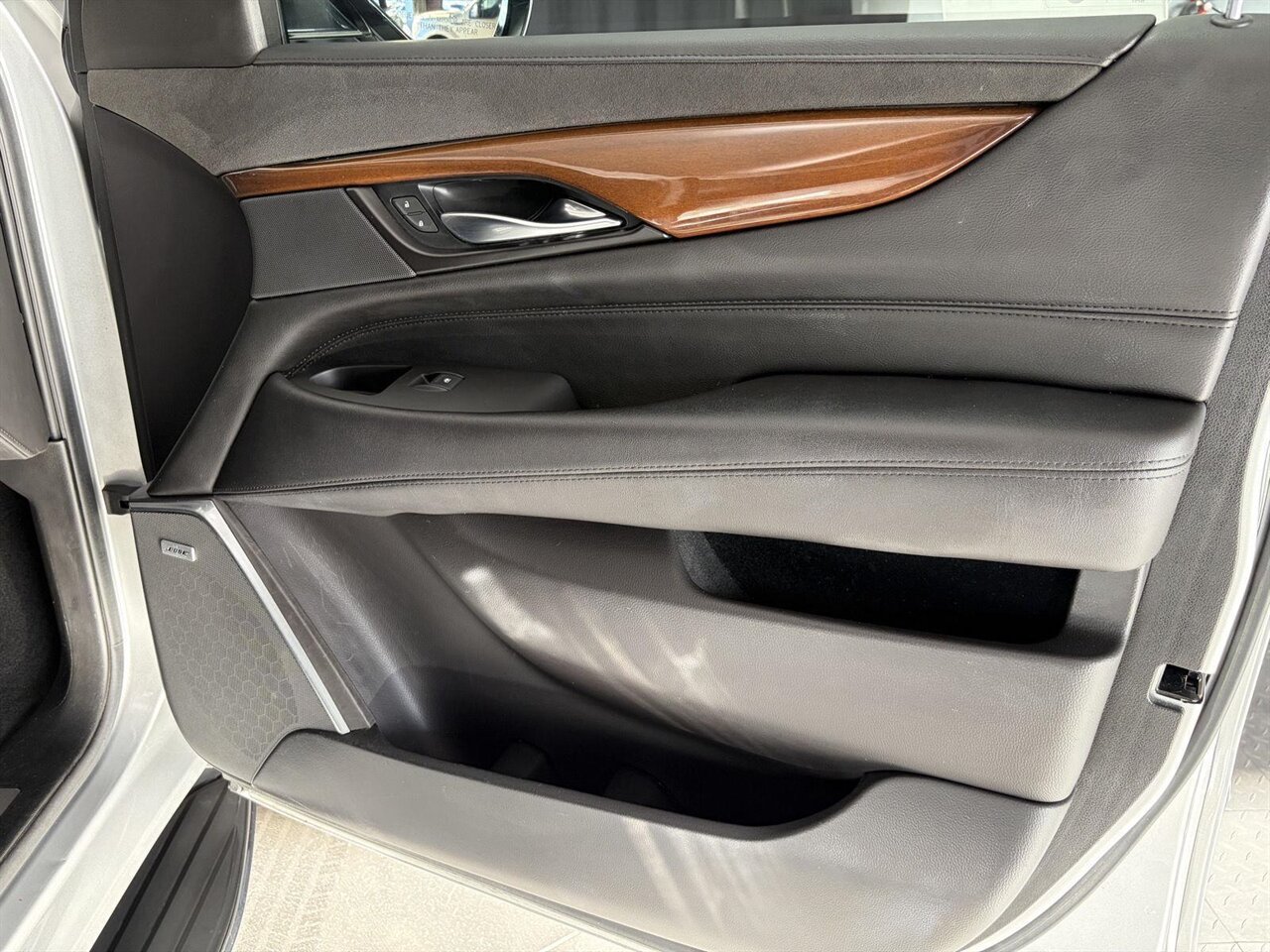 2020 Cadillac Escalade Luxury   - Photo 28 - Victorville, CA 92392