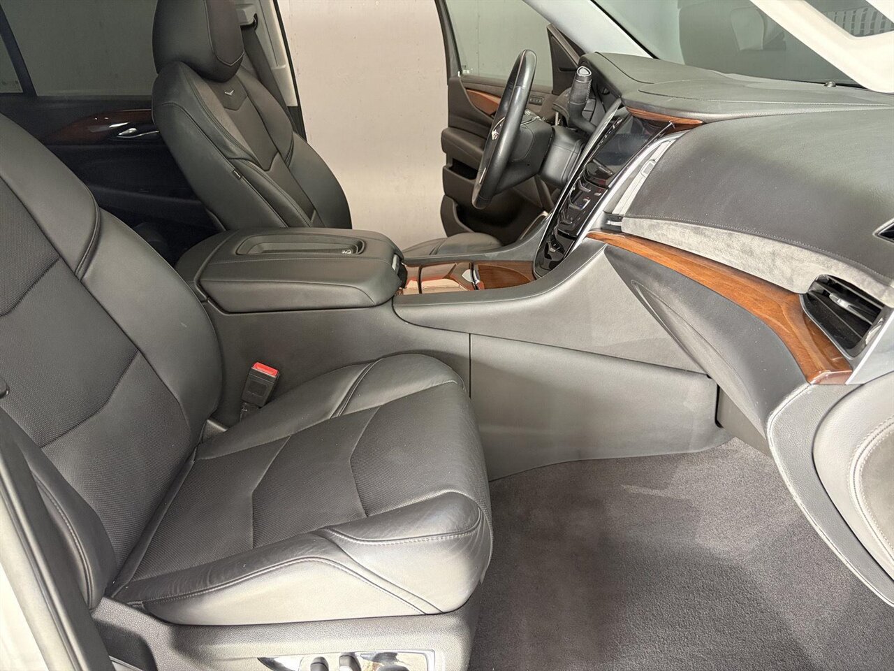 2020 Cadillac Escalade Luxury   - Photo 27 - Victorville, CA 92392