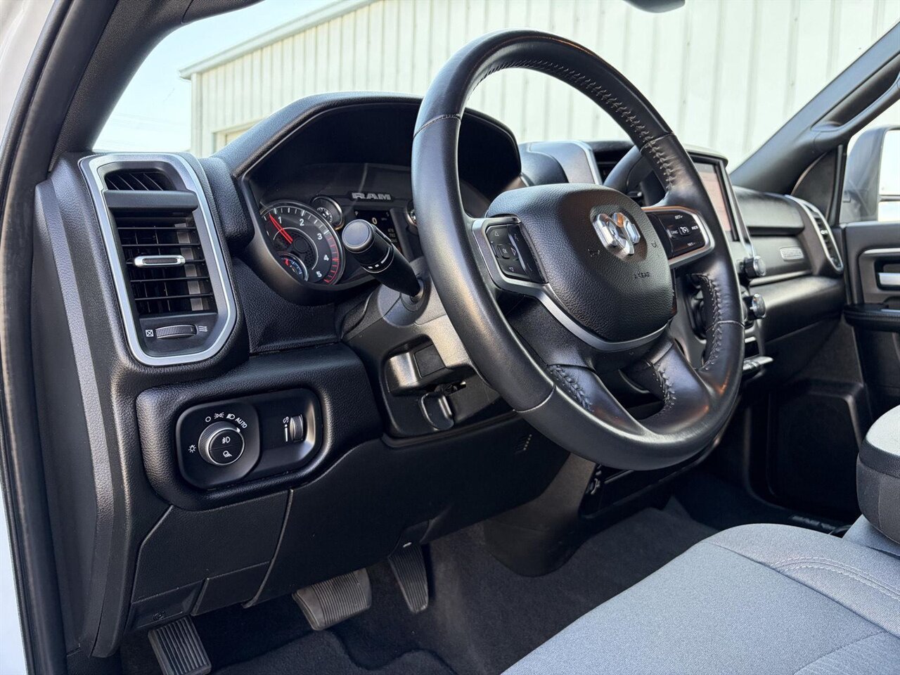 2024 RAM 2500 Big Horn   - Photo 11 - Victorville, CA 92392