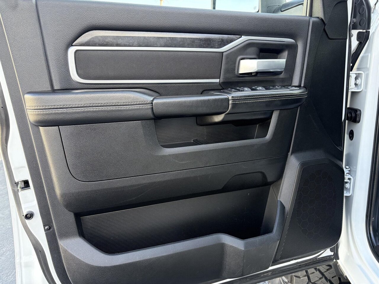 2024 RAM 2500 Big Horn   - Photo 10 - Victorville, CA 92392