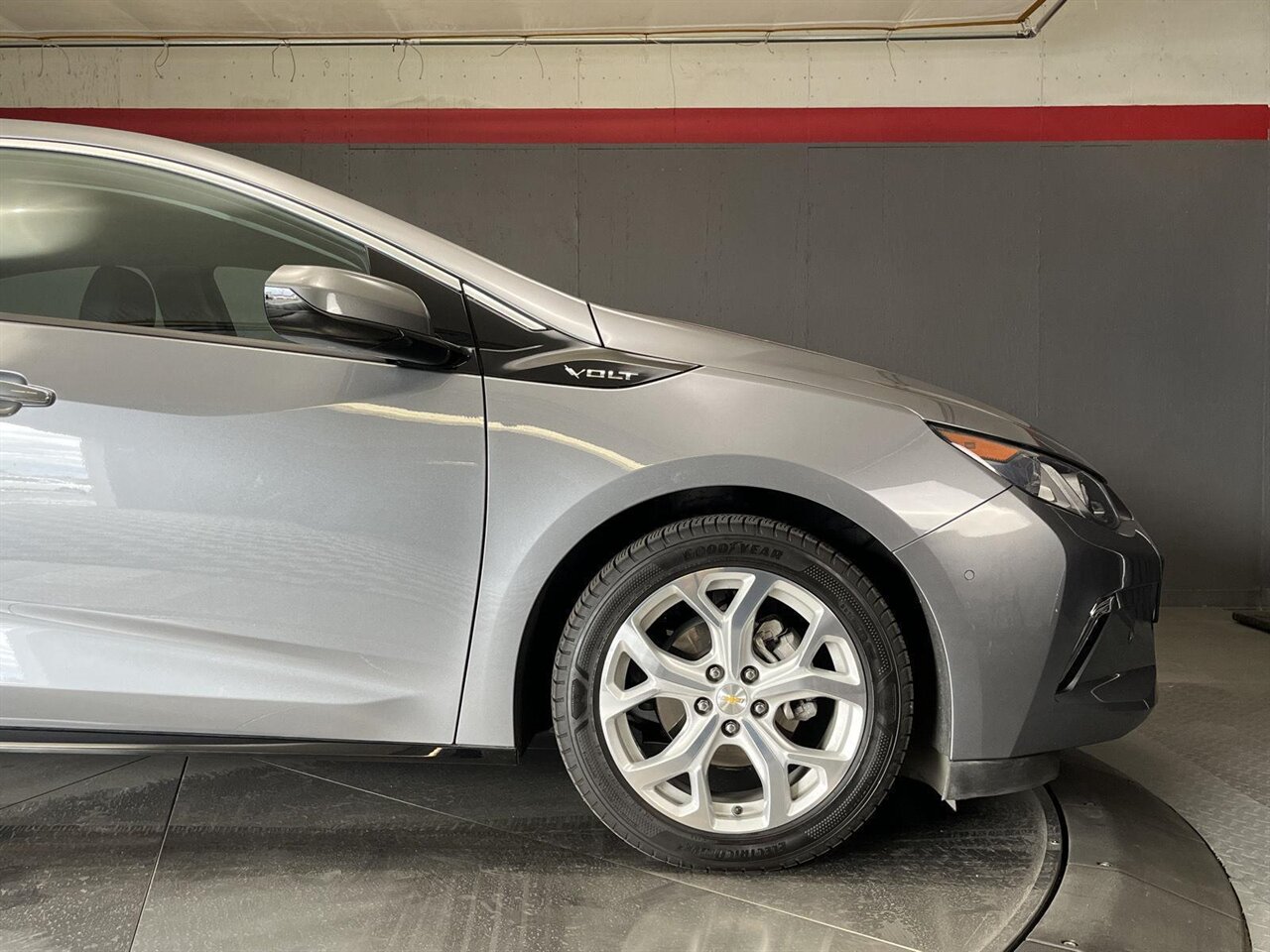 2018 Chevrolet Volt Premier   - Photo 3 - Victorville, CA 92392