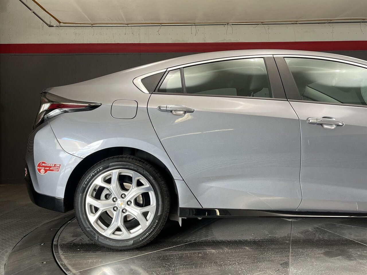 2018 Chevrolet Volt Premier   - Photo 5 - Victorville, CA 92392