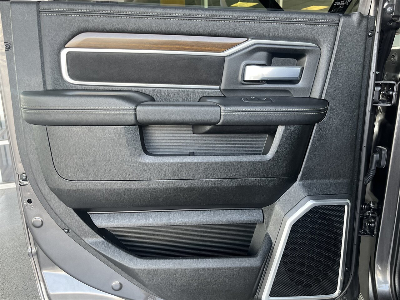 2024 RAM 2500 Laramie   - Photo 18 - Victorville, CA 92392