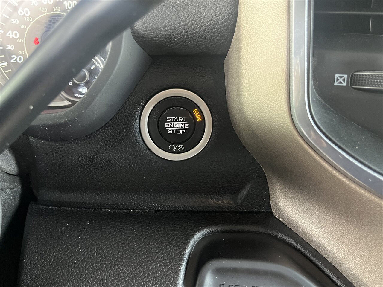 2024 RAM 2500 Laramie   - Photo 15 - Victorville, CA 92392