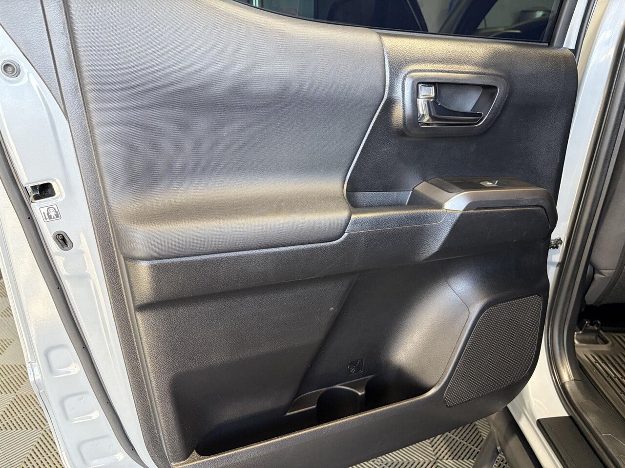 2019 Toyota Tacoma TRD Off-Road   - Photo 17 - Victorville, CA 92392