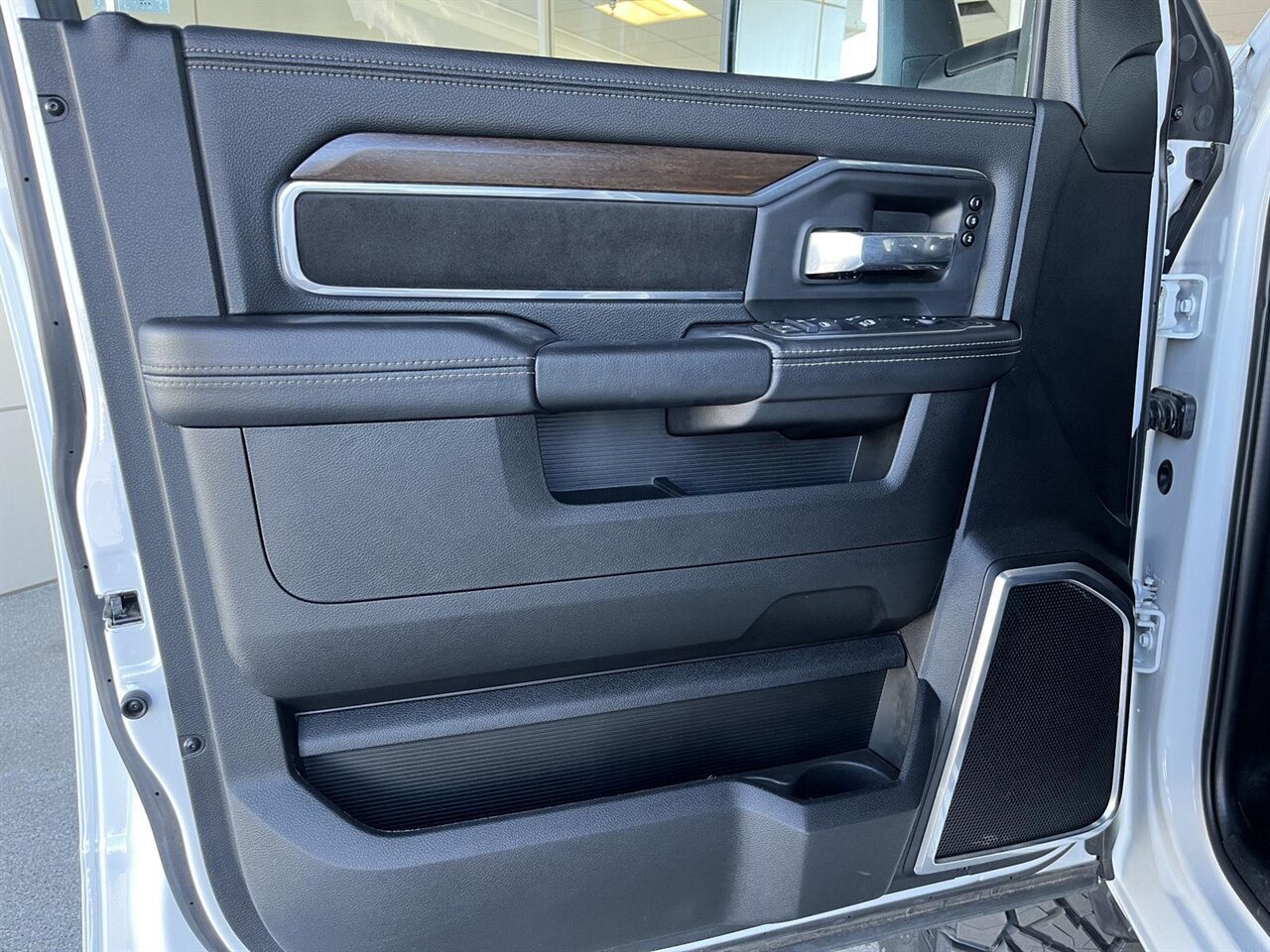 2024 RAM 2500 Laramie   - Photo 6 - Victorville, CA 92392