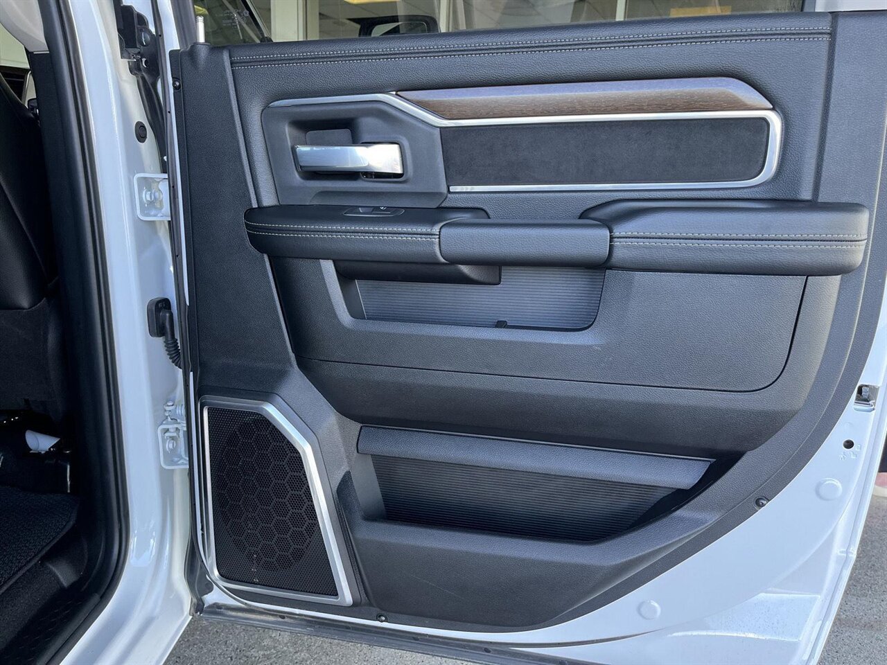 2024 RAM 2500 Laramie   - Photo 26 - Victorville, CA 92392