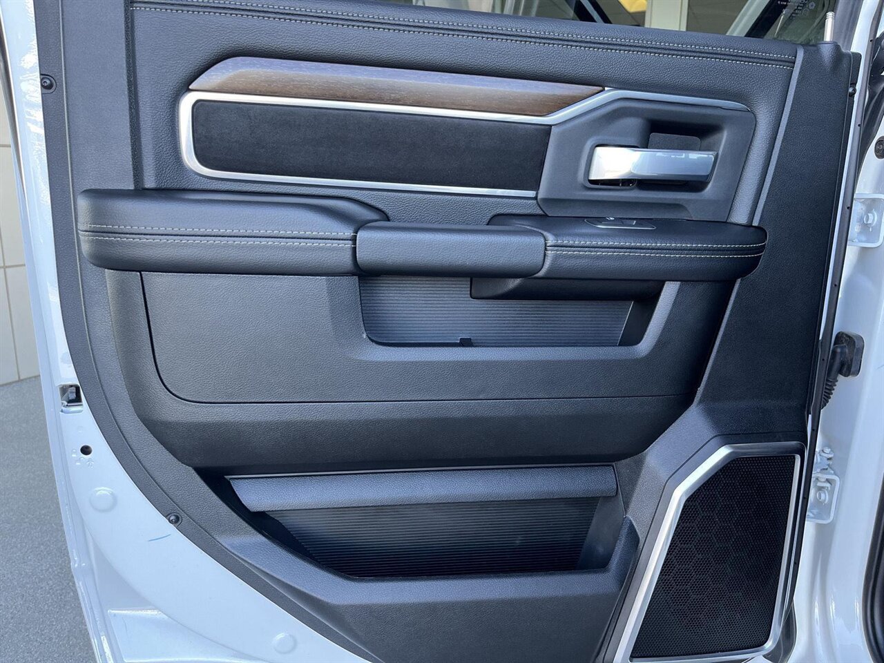 2024 RAM 2500 Laramie   - Photo 21 - Victorville, CA 92392