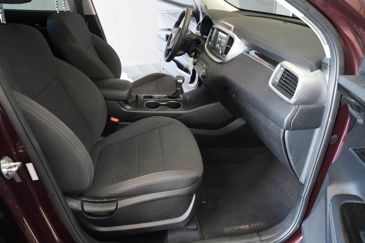 2020 Kia Sorento LX V6 photo 15