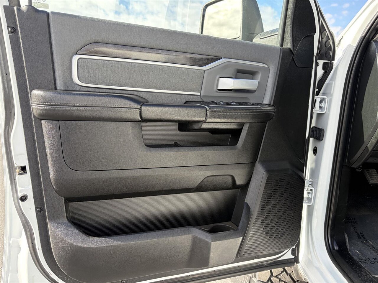 2023 RAM 2500 Big Horn  Level Kit - KMC Wheels - Nitto Tires - Photo 11 - Victorville, CA 92392